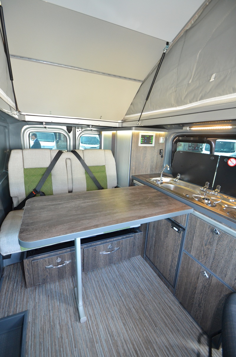VangelaCampervan – Camping-car automatique Renault Trafic - 2 couchages à  partir de 74,00 £ par jour Goboony