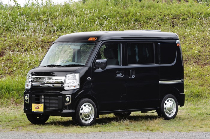 Nissan nv 100