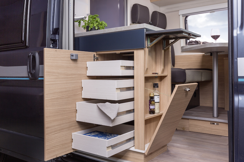 Le Campérêve Camper Van XL Limited propose 4 places couchage, un lit transversal arrière (195 x 137 cm) et un lit de pavillon électrique avant (190 x 125 cm)