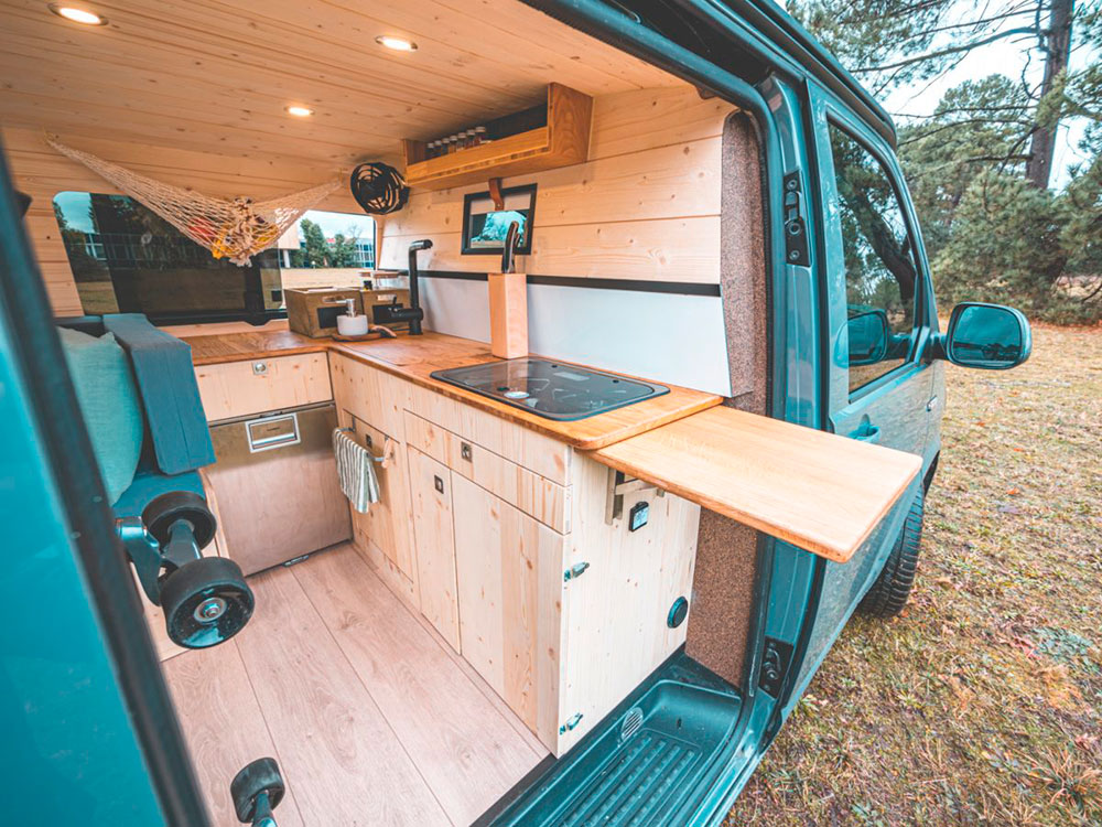 Aménager un van avec une table en bois sur-mesure !