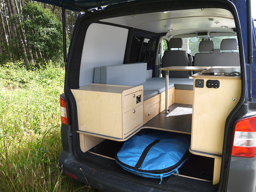 Camping-car en bois avec planche de surf - Bajo