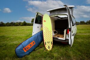 Des vans pour le surf – Un meuble de grande longueur pour l’Unik Van