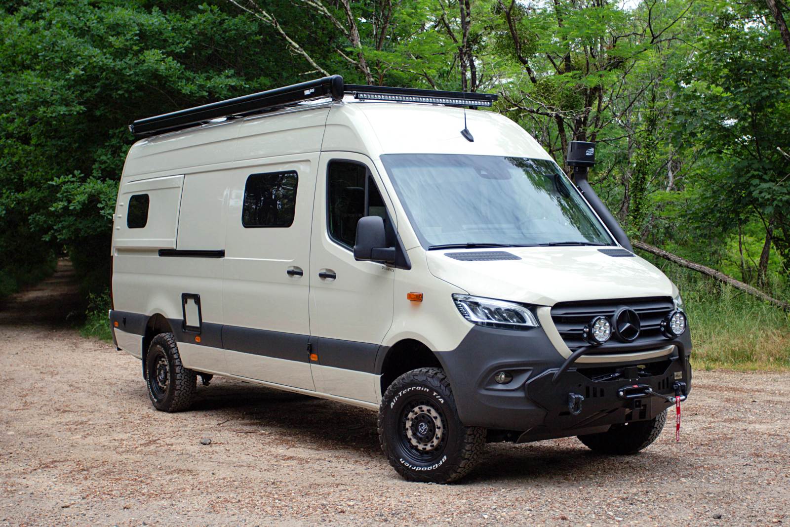 Un luxueux Sprinter 4x4 à l'épreuve des rallyes-raids