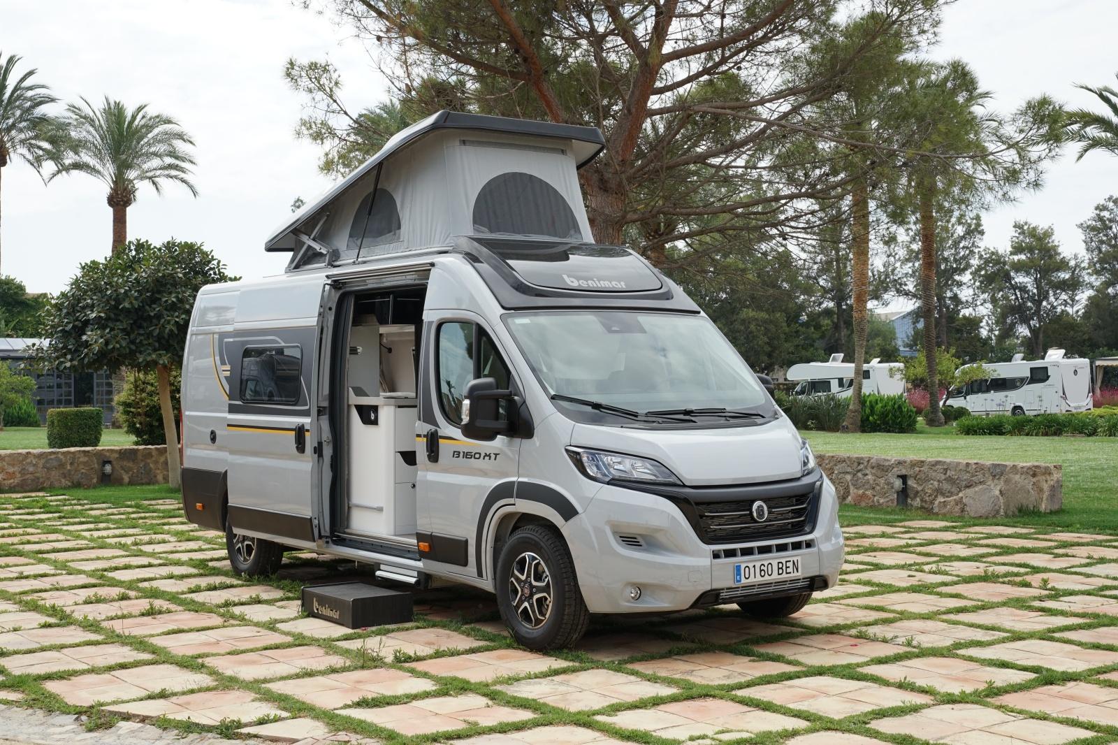 Camping-car de moins de 6,00 m : le lit de pavillon pour un max d'espace à  vivre (3/3)