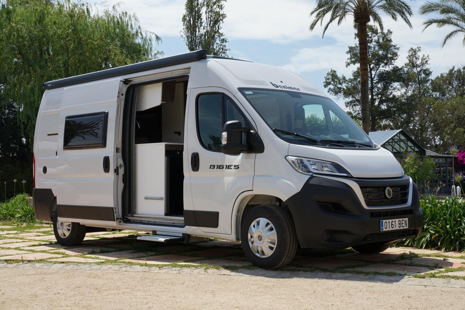 Camping-car de moins de 6,00 m : le lit de pavillon pour un max d'espace à  vivre (3/3)