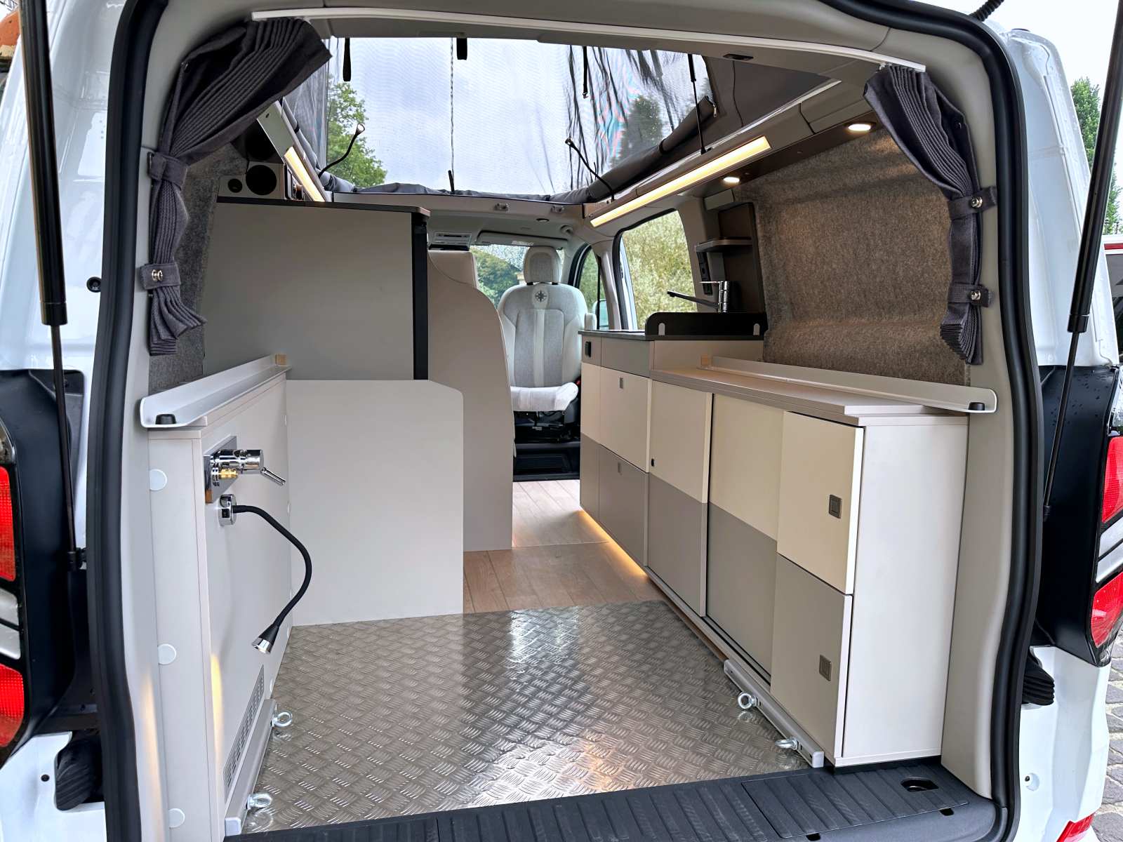 Difficilement accessibles quand le lit est installé, les placards bas composent les seuls rangements du Kipling. Ils sont plus faciles d'accès lorsque le lit est enlevé, on obtient alors une immense soute, idéale par exemple pour le transport de matériel de sport en dormant dans le lit de toit.