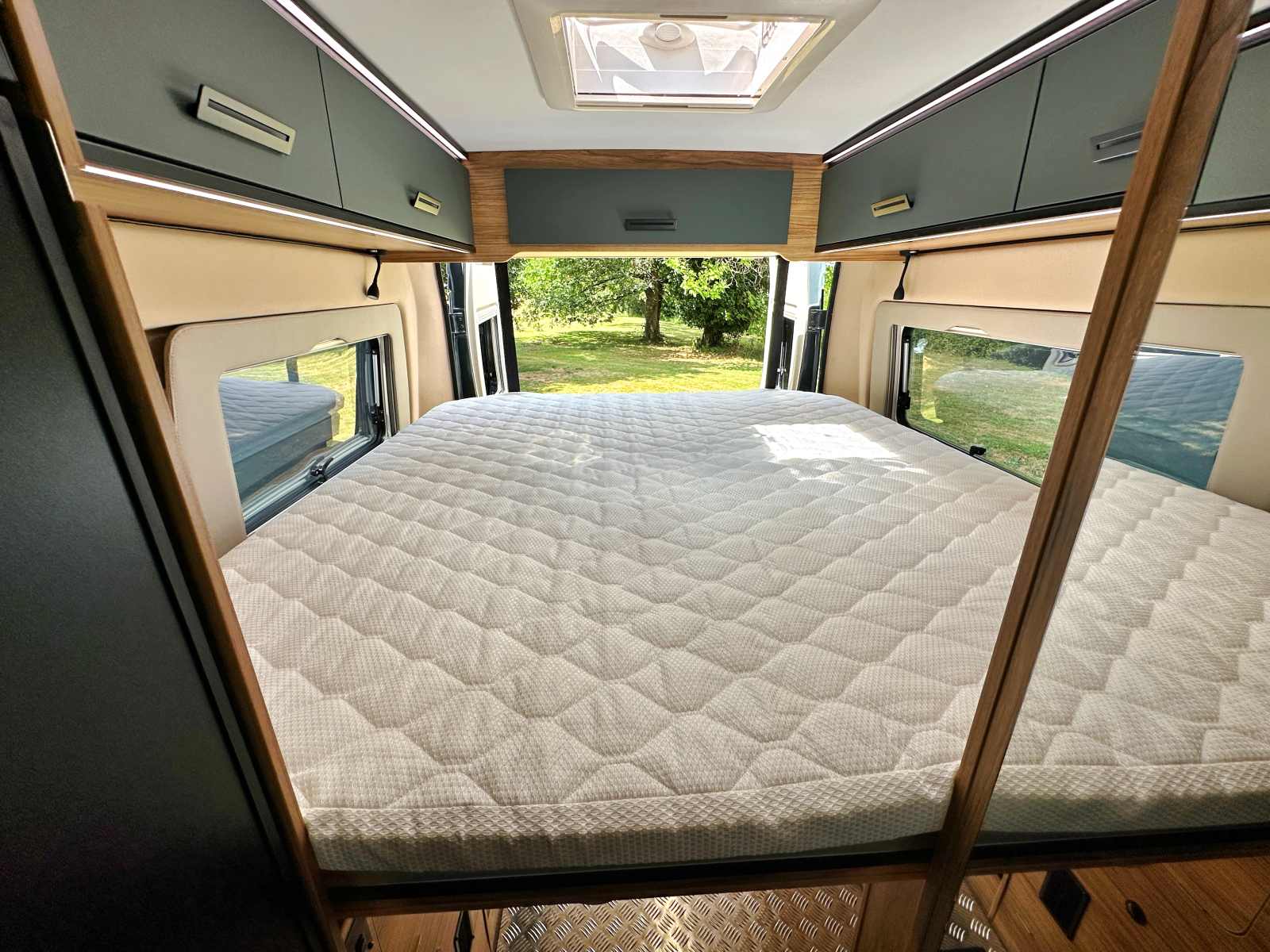 Le grand couchage modulable du Font Vendôme Duo Van Garage. Des rangements sont préservés en partie haute dans les placards de pavillon.