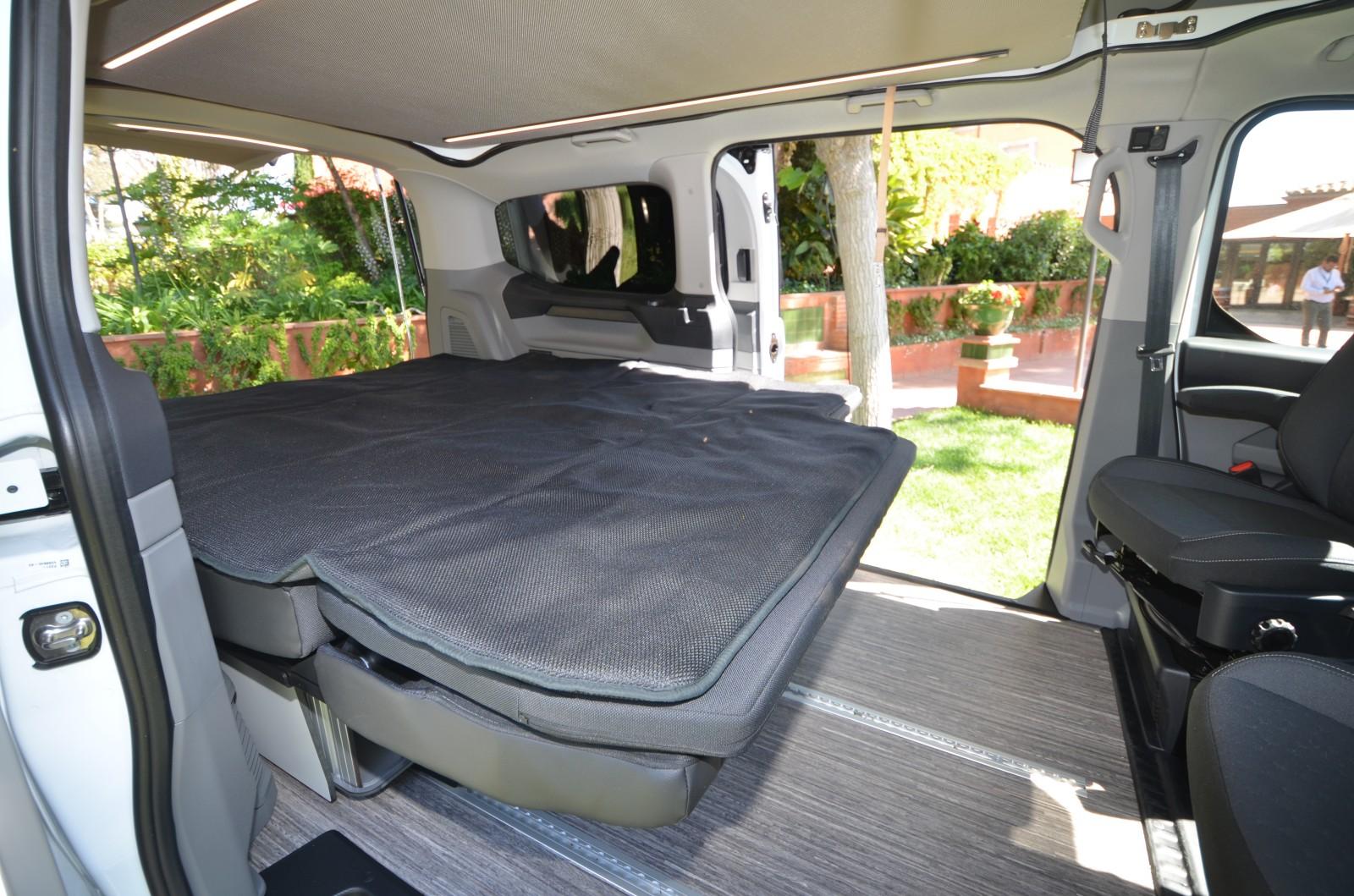 Le surmatelas, visible ici, est fourni en option.