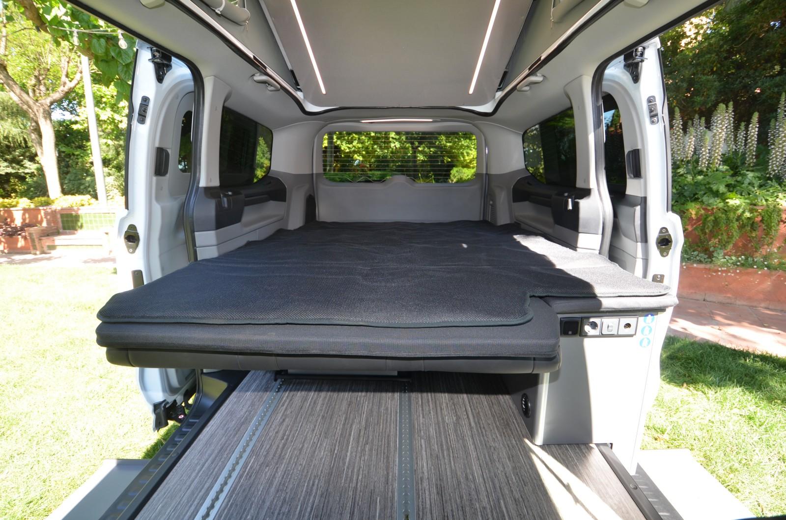 Le lit du bas (190 x 150 cm) exploite toute la largeur du véhicule.