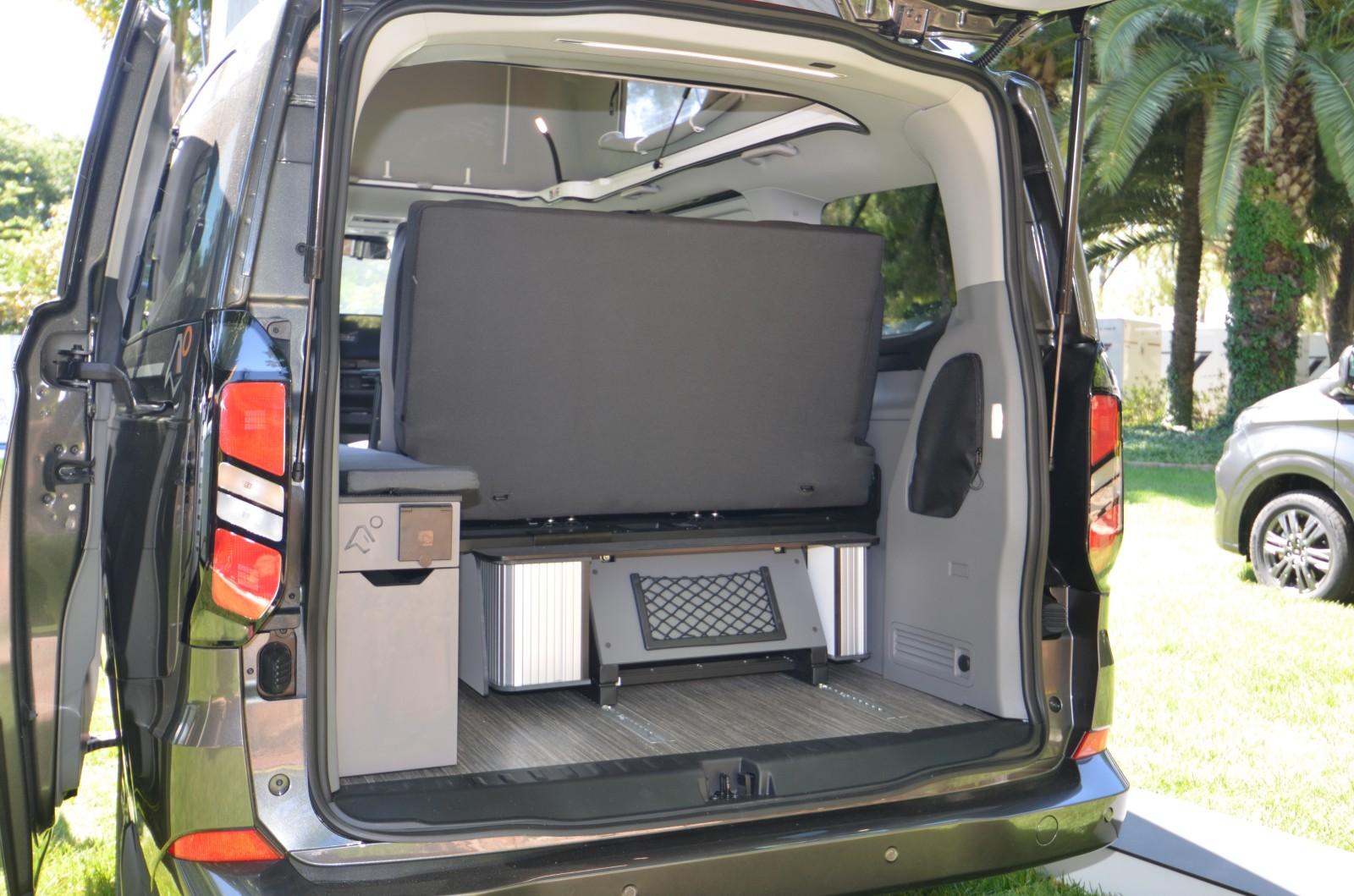 Le volume du coffre peut être modulé en faisant coulisser la banquette sur rails. Plus on l'avance, plus ce volume sera important.