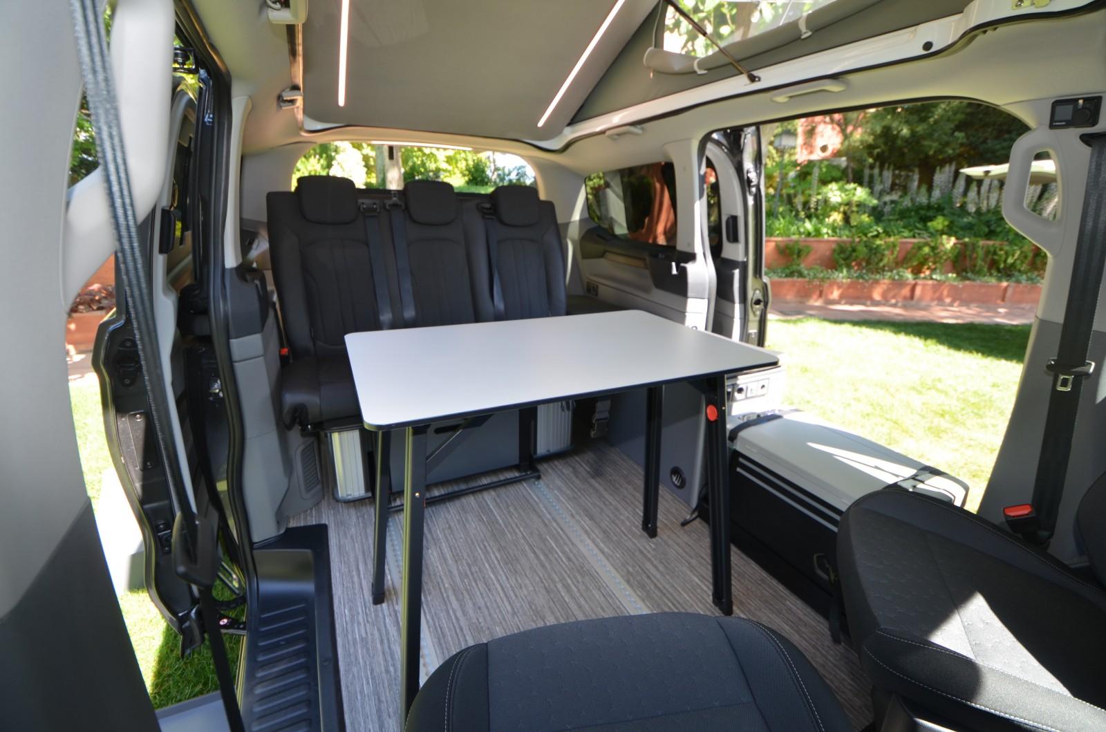 Quand elle n'est pas utilisée, la table vient se loger dans la contreporte latérale (côté droit du van).