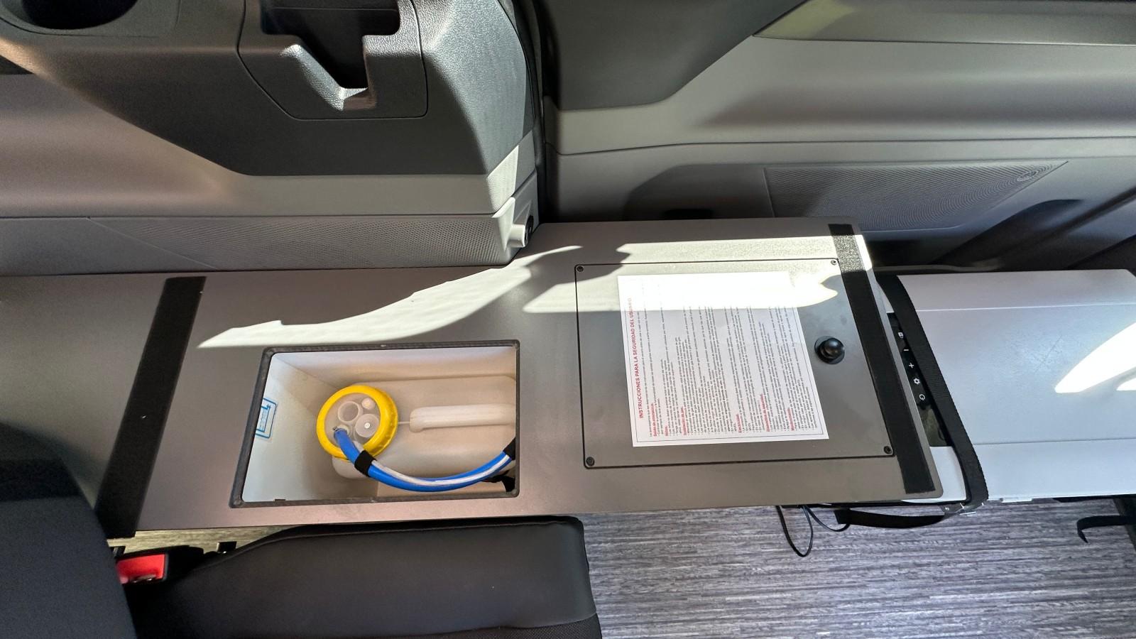 Sous le meuble latéral, on retrouve la réserve d'eau propre de 10 L, qui permet d'alimenter la douchette extérieure.