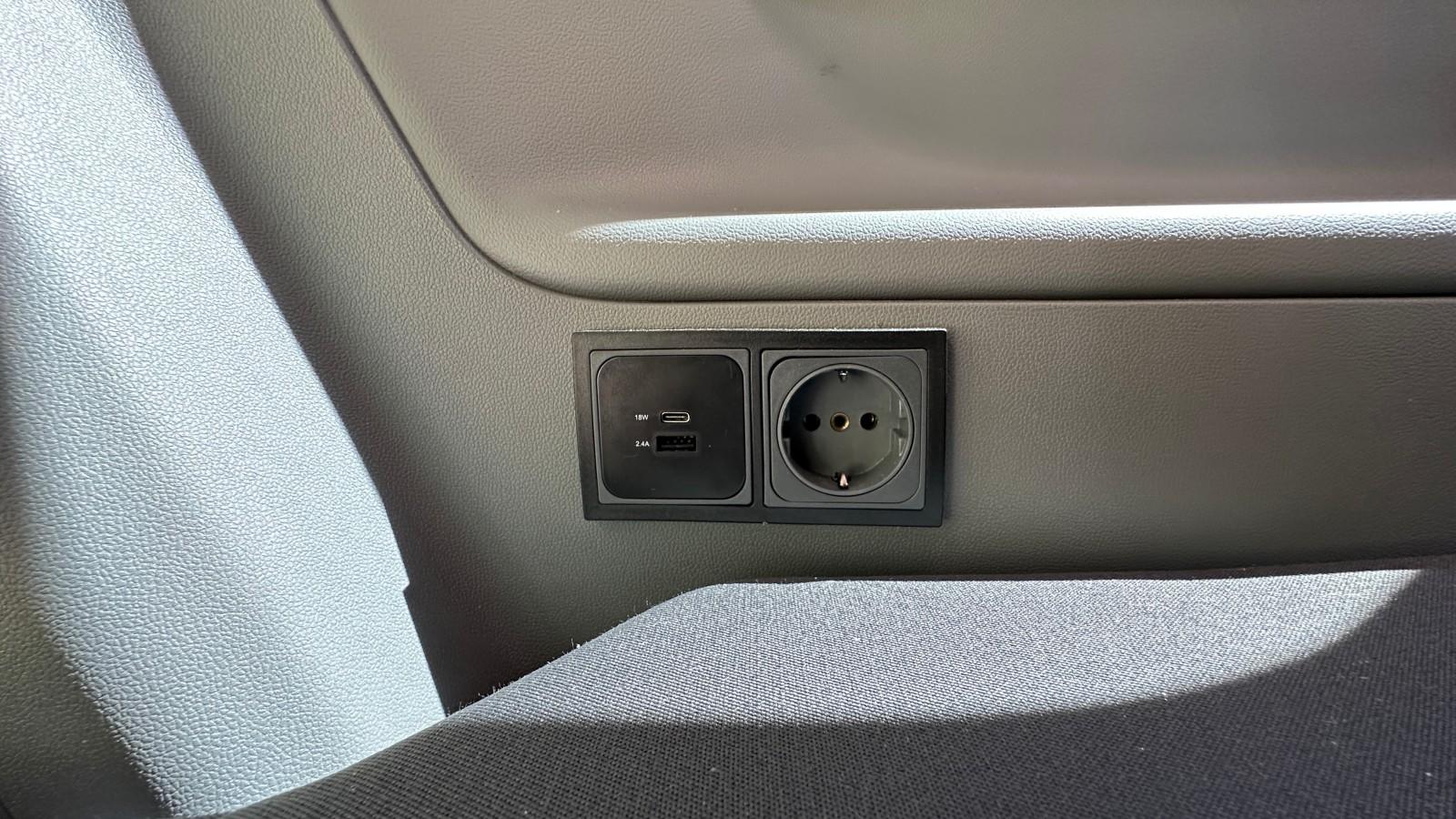 A l'arrière, des prises 230 V et USB sont prévues.