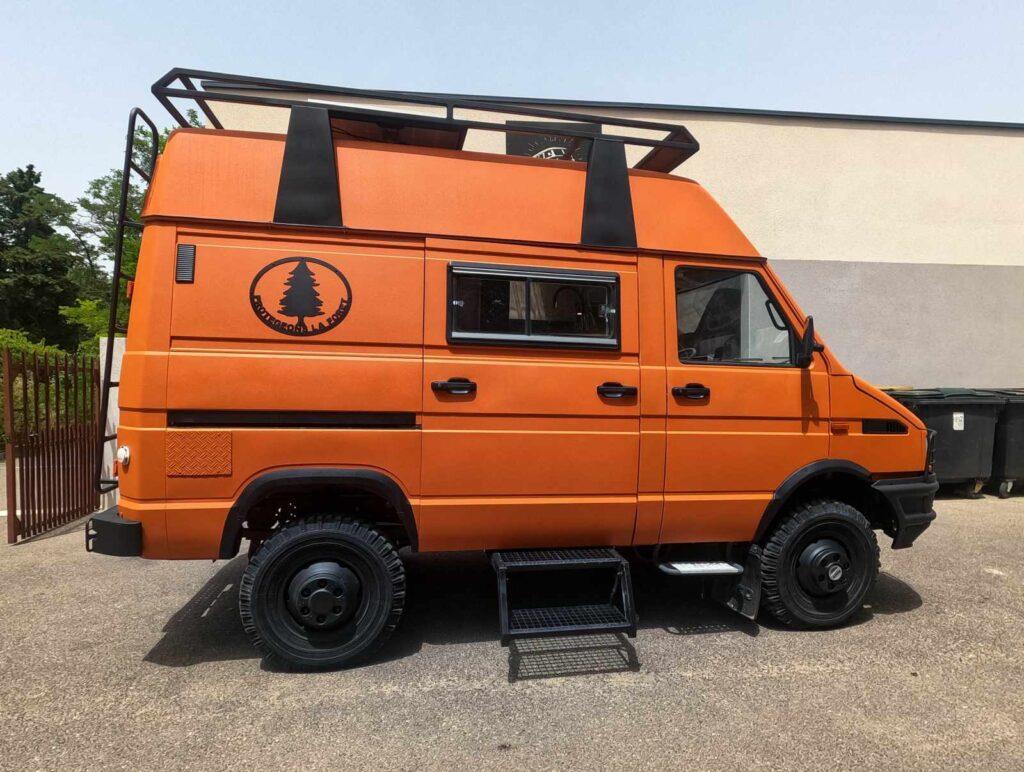 peinture Raptor orange avec des détails en Raptor noir, renforçant le style 4×4 vintage.