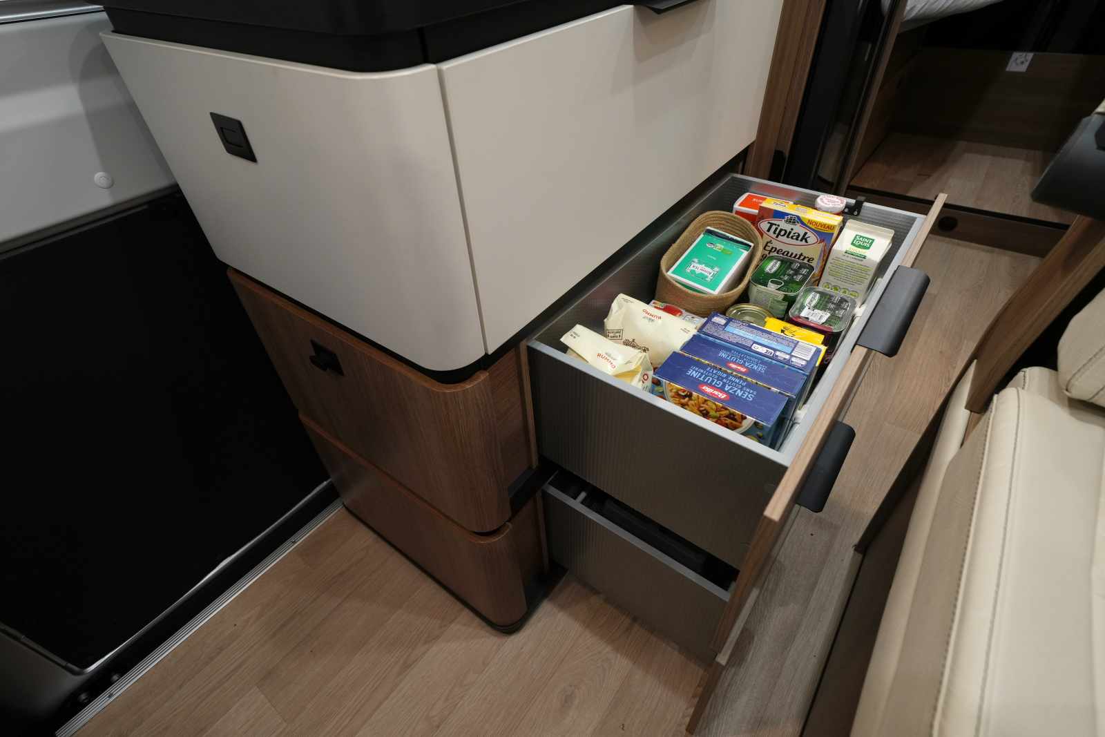 Sur la cuisine, tiroirs à fermeture centralisée électrique et alarme au démarrage du moteur.