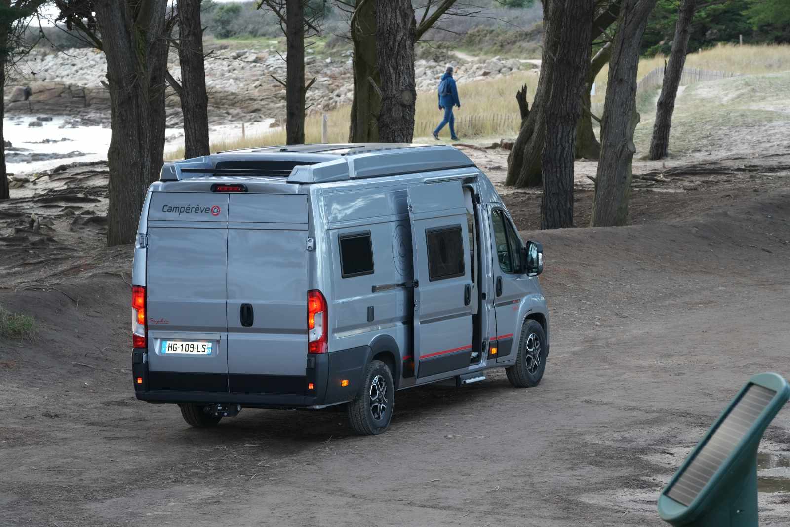 Pas de baie à l'arrière du véhicule. Tout au moins d'origine. Un équipement toujours possible en option.