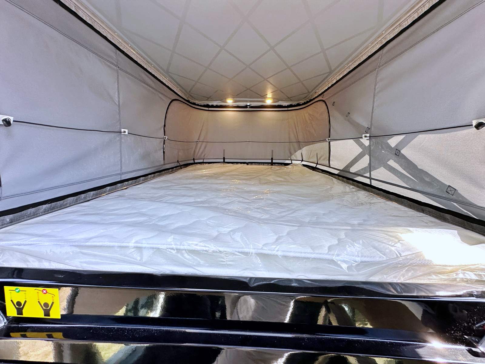La dimension utile du lit est de 208 x 134,5 cm (matelas : 204 x 130 cm), et la hauteur intérieure constante de 85 cm, on peut y dormir dans le sens souhaité !