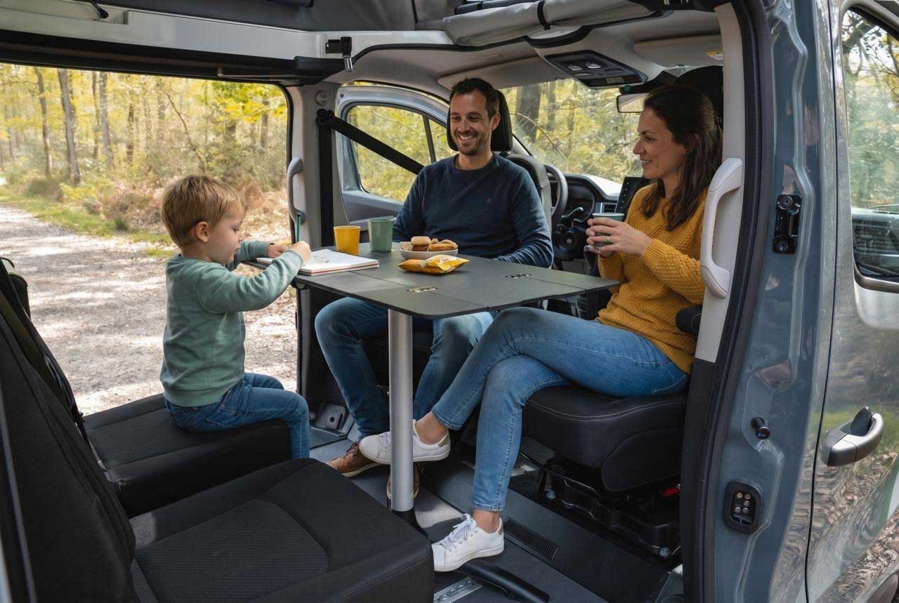 La table peut s'installer aussi bien à l'intérieur qu'à l'extérieur.