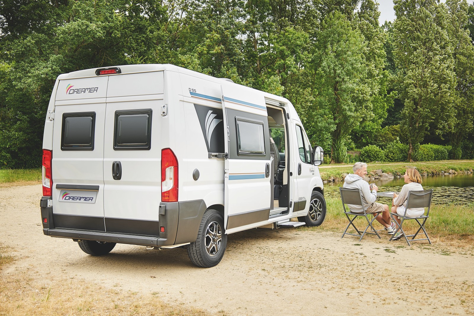 Le DREAMER D55 (5,99m) se décline en version avec ou sans toit relevable.