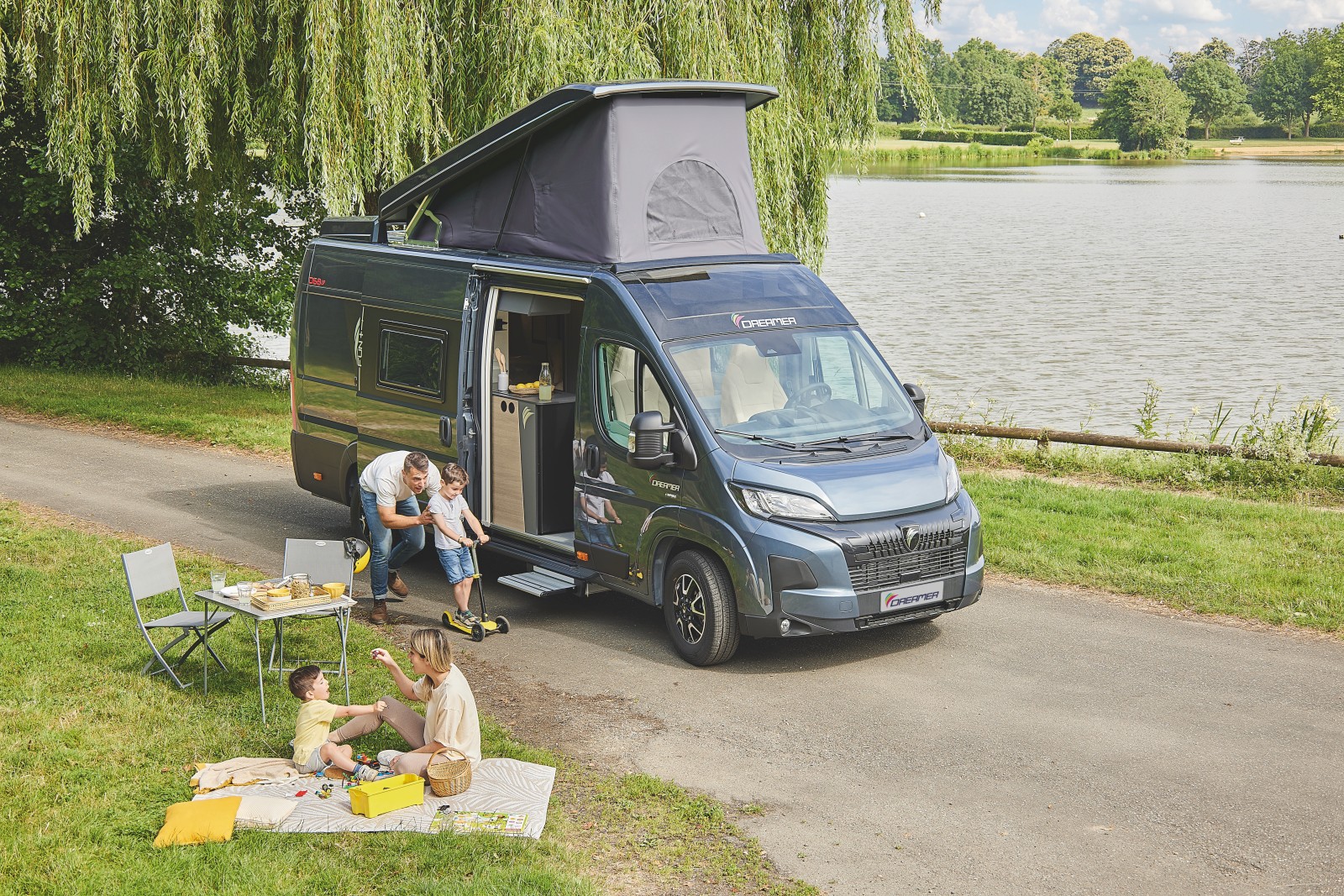 Long de 6,36 m, le D68 Up avec toit relevable s'affiche à partir de 66 900 € en finition FUN ou 69 900 € en finition FUN+. Le toit panoramique Skyview est une option disponible uniquement avec la finition FUN+.