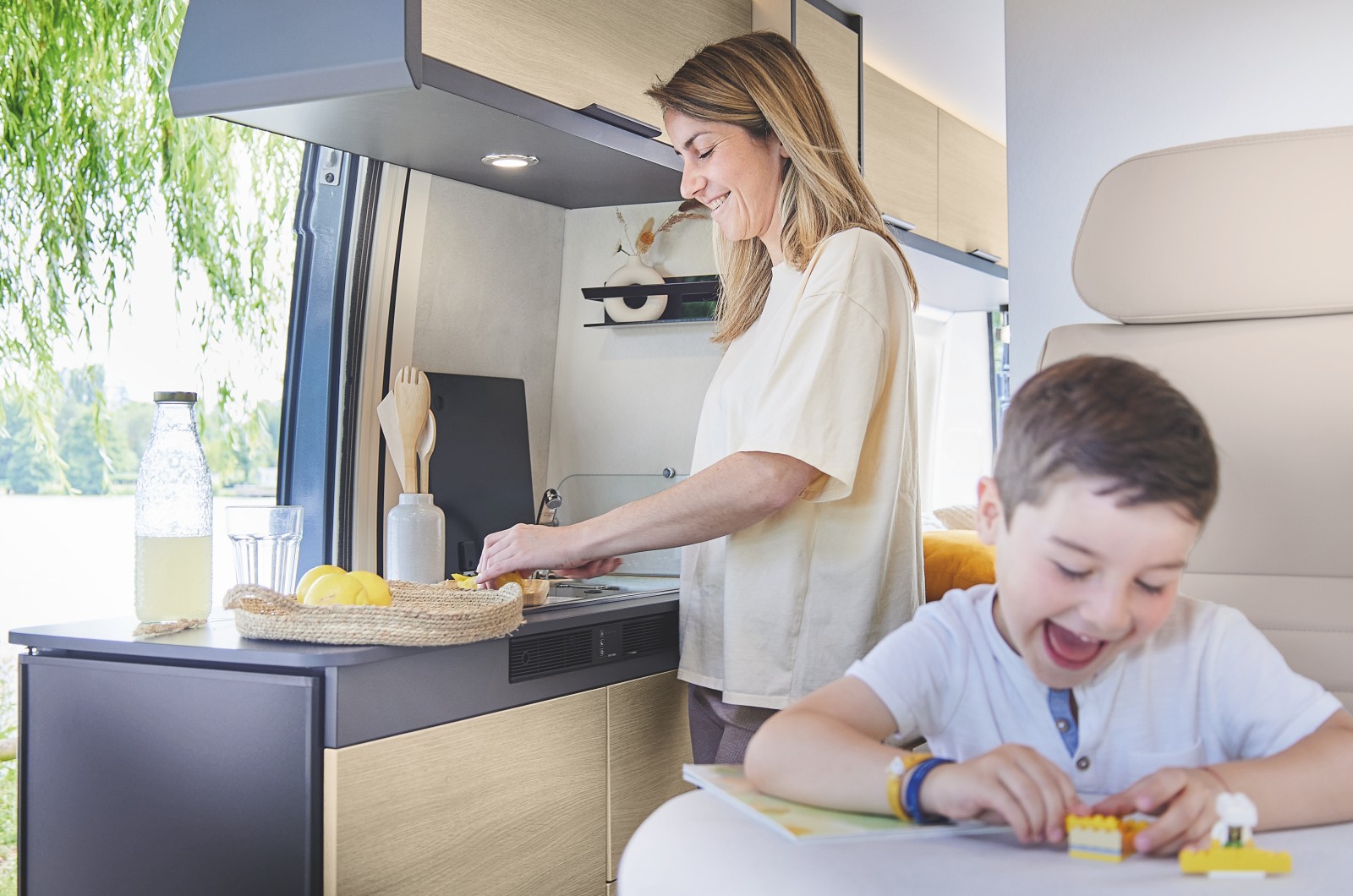 La cuisine s'équipe d'un frigo de 84L, placé en bout de meuble et accessible de l'intérieur comme de l'extérieur du véhicule.
