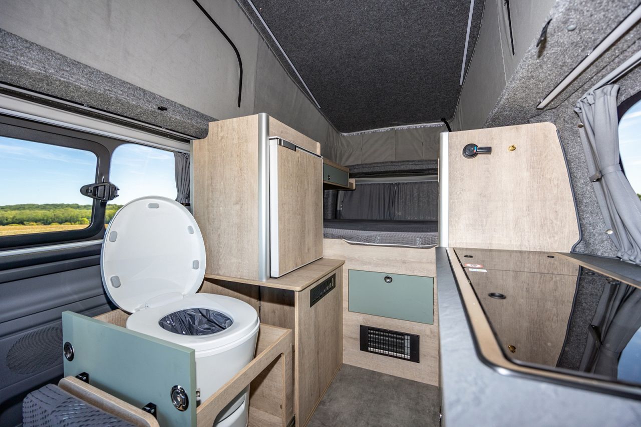 Nouvelles toilettes sèches, de type Clesana, amovibles, avec sacs étanches thermosoudés.
