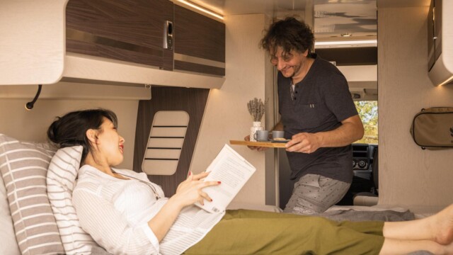 En réunissant les deux lits, le couchage ne se fait plus dans la longueur du véhicule, mais dans la largeur.