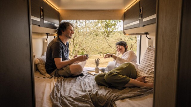 Rétroéclairages et liseuses sont prévus dans la chambre.