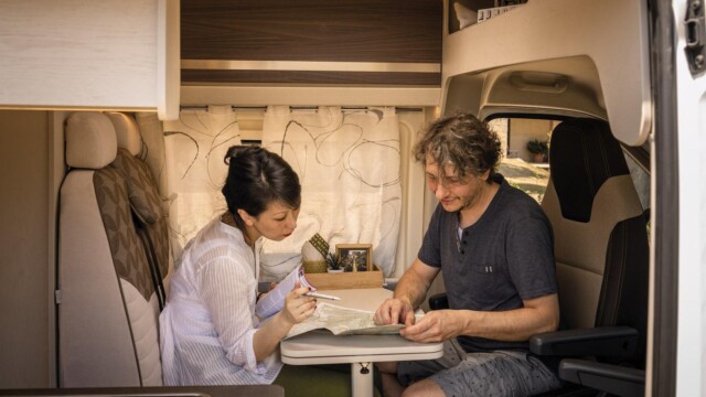 Lumineuse et contrastée, la décoration marie des tonalités beige et bois sombre.