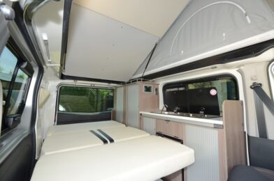 Les 2 couchages du Randger R499 : lit double de toit relevable et lit double de la banquette convertible