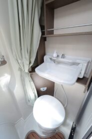 La salle de bain avec vasque relevable du Randger R540