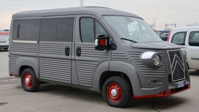 Sous ses airs de camionnette, ce Jumper transformé en Type H "Minibus" peut accueillir 9 passagers