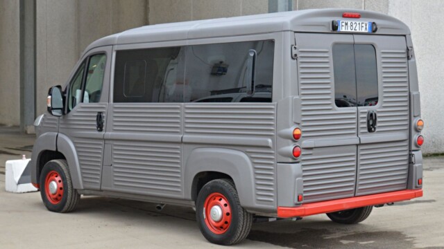 Une autre réalisation de l'atelier Caselani, le Type H "Minibus".
A la base un Jumper Atlante Loisir (L1H1), 9 places