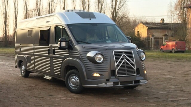 L'Adria Twin 600 SPT exposé au salon, ici dans son environnement "naturel"