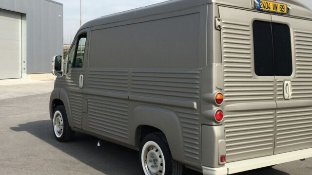 Poignées, jantes et pare-chocs blancs, les petits détails font le rétro