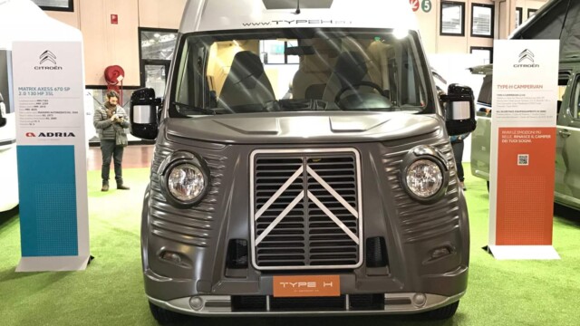 On retrouve la face "nez de cochon", le sigle à double chevrons et les gros phares ronds typiques