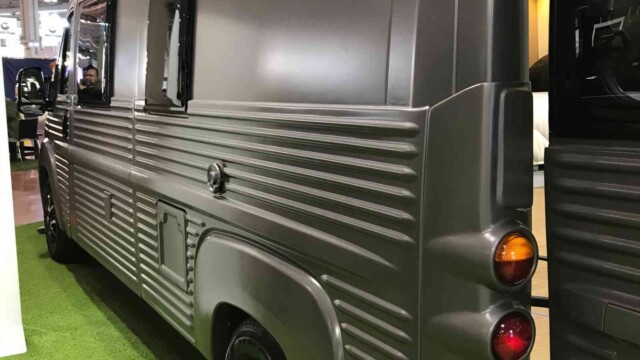 Les panneaux en polyester renforcé de fibres de verre sont collées sur les parois du fourgon