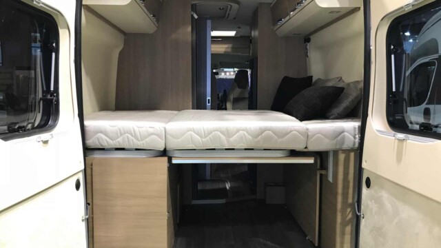 On retrouve l'aménagement intérieur du fourgon transformé, ici un Adria Twin 600 SPT Platinum