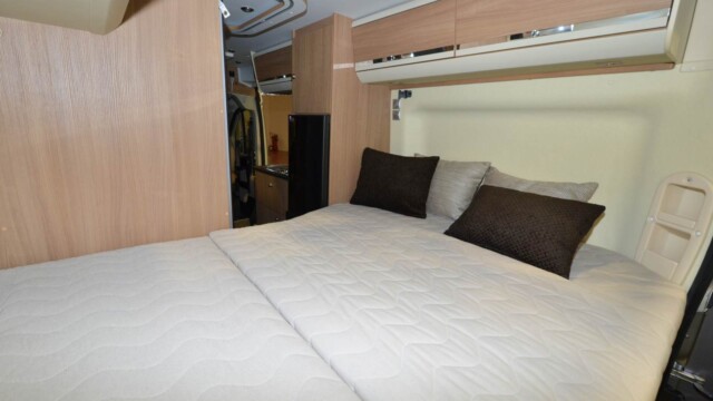 Le lit transversal de l'Adria Twin 600 SPT Platinum