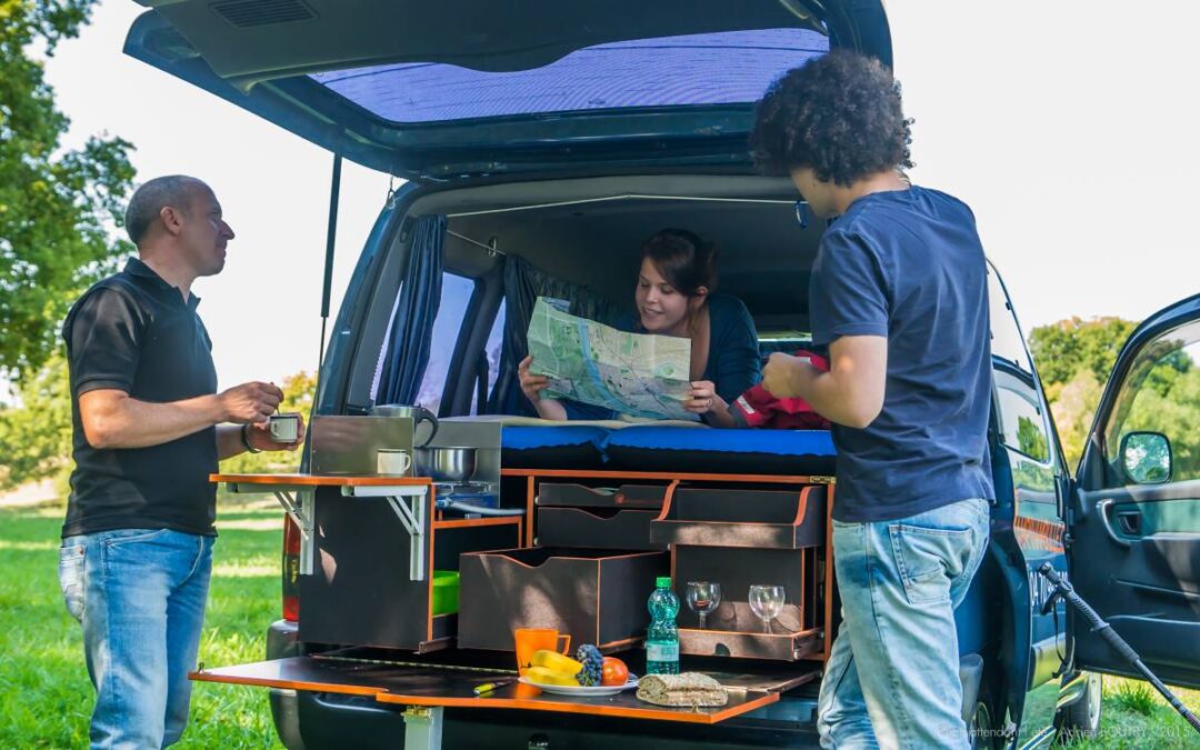 Embarquée dans le coffre et rapidement déployée, la malle Campinambulle abrite une solide et polyvalente cuisine estivale