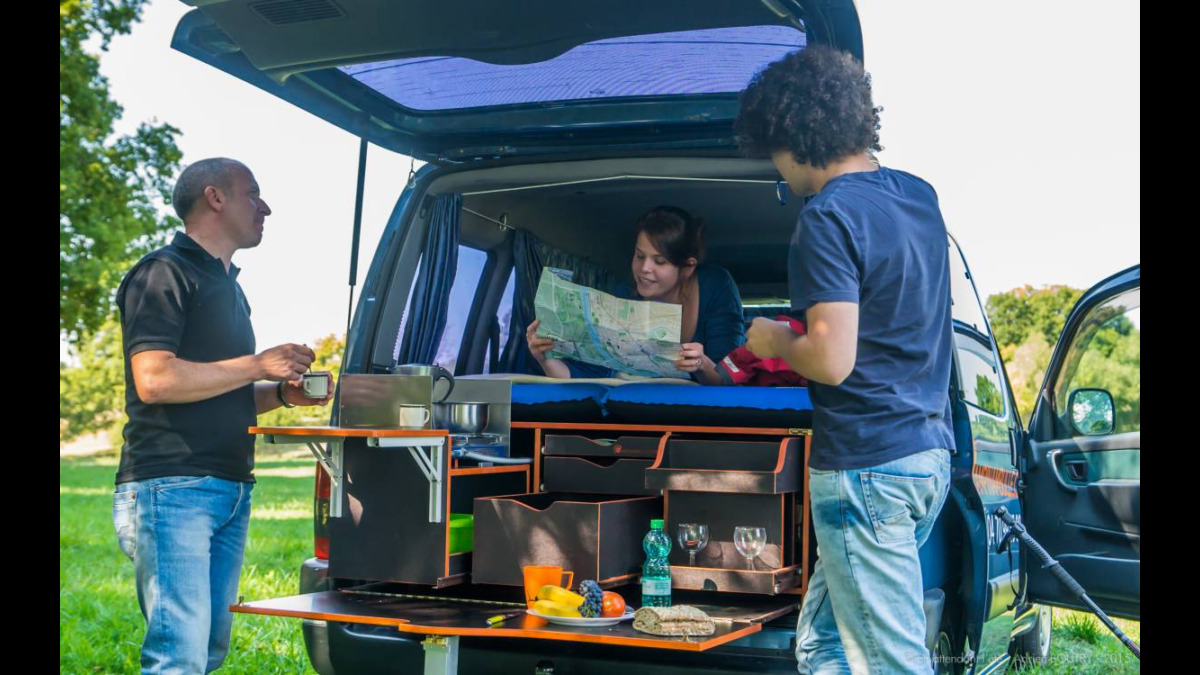 Embarquée dans le coffre et rapidement déployée, la malle Campinambulle abrite une solide et polyvalente cuisine estivale