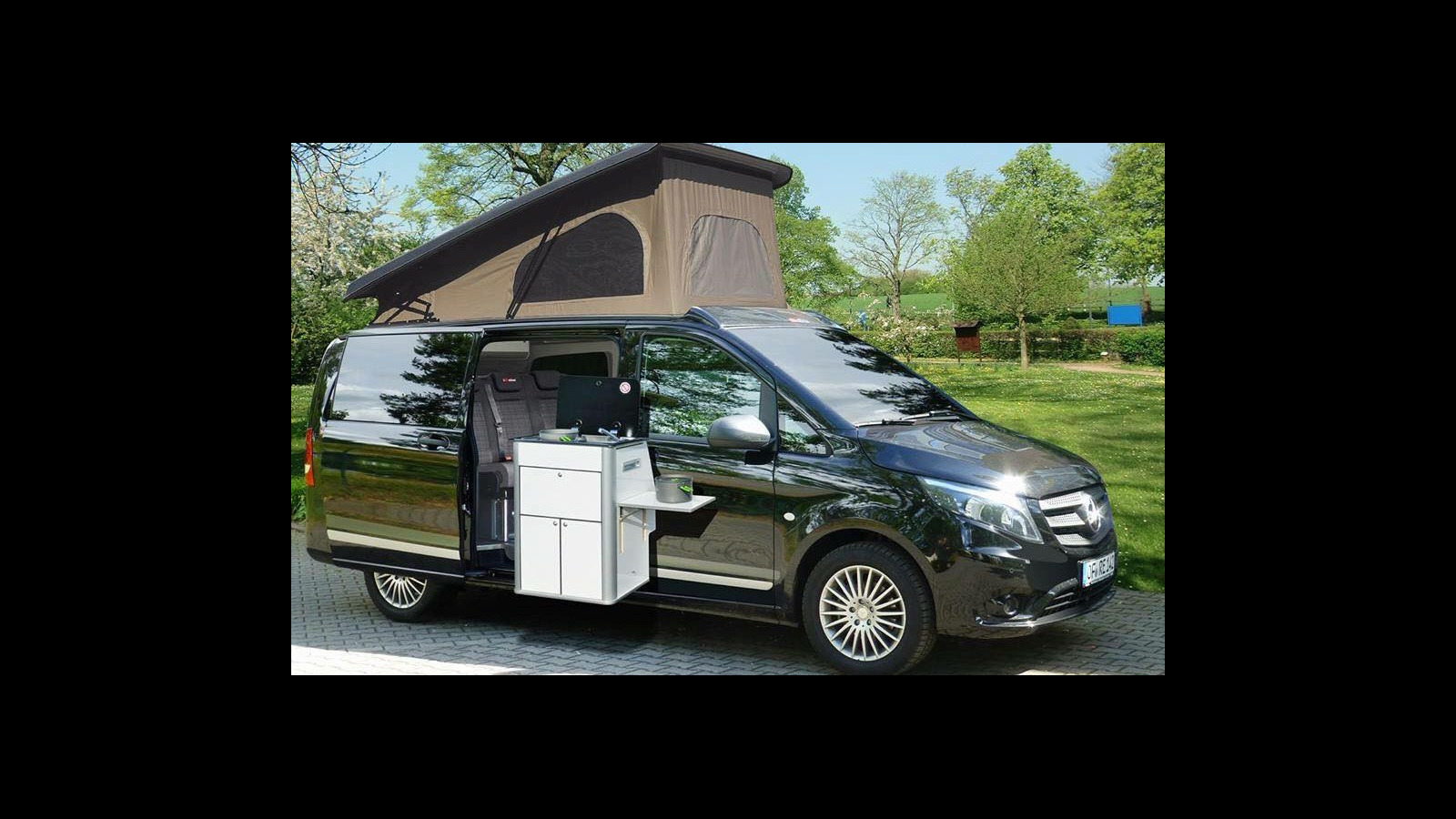 Développé par Reimo, l'astucieux meuble cuisine pivotant intérieur / extérieur est présenté ici sur un van aménagé Mercedes