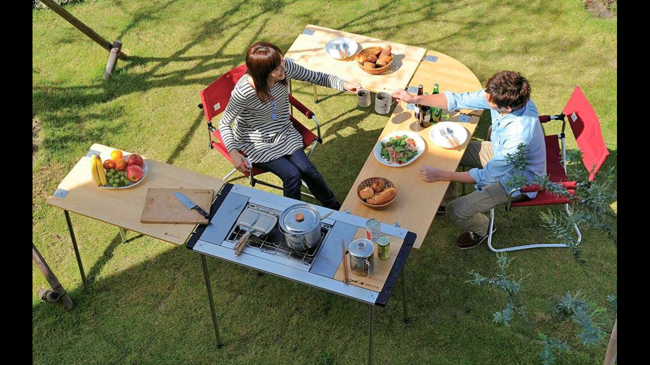 Des éléments modulables selon les besoins : plan de travail, table de cuisson, espace repas
