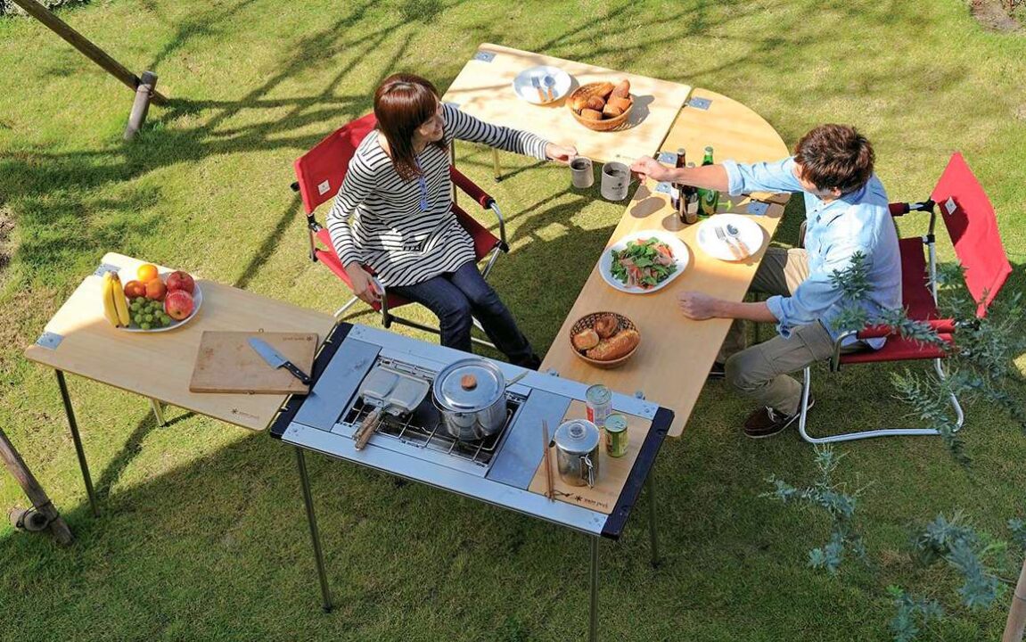 Des éléments modulables selon les besoins : plan de travail, table de cuisson, espace repas