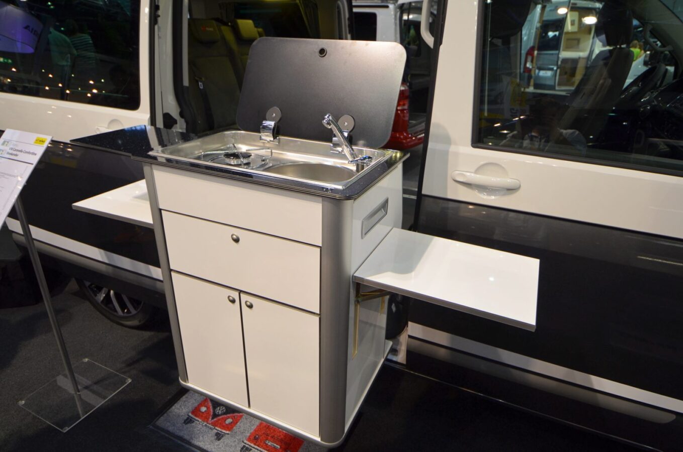 Un bloc cuisine complet, parfaitement utilisable à l'intérieur ou à l'extérieur du véhicule