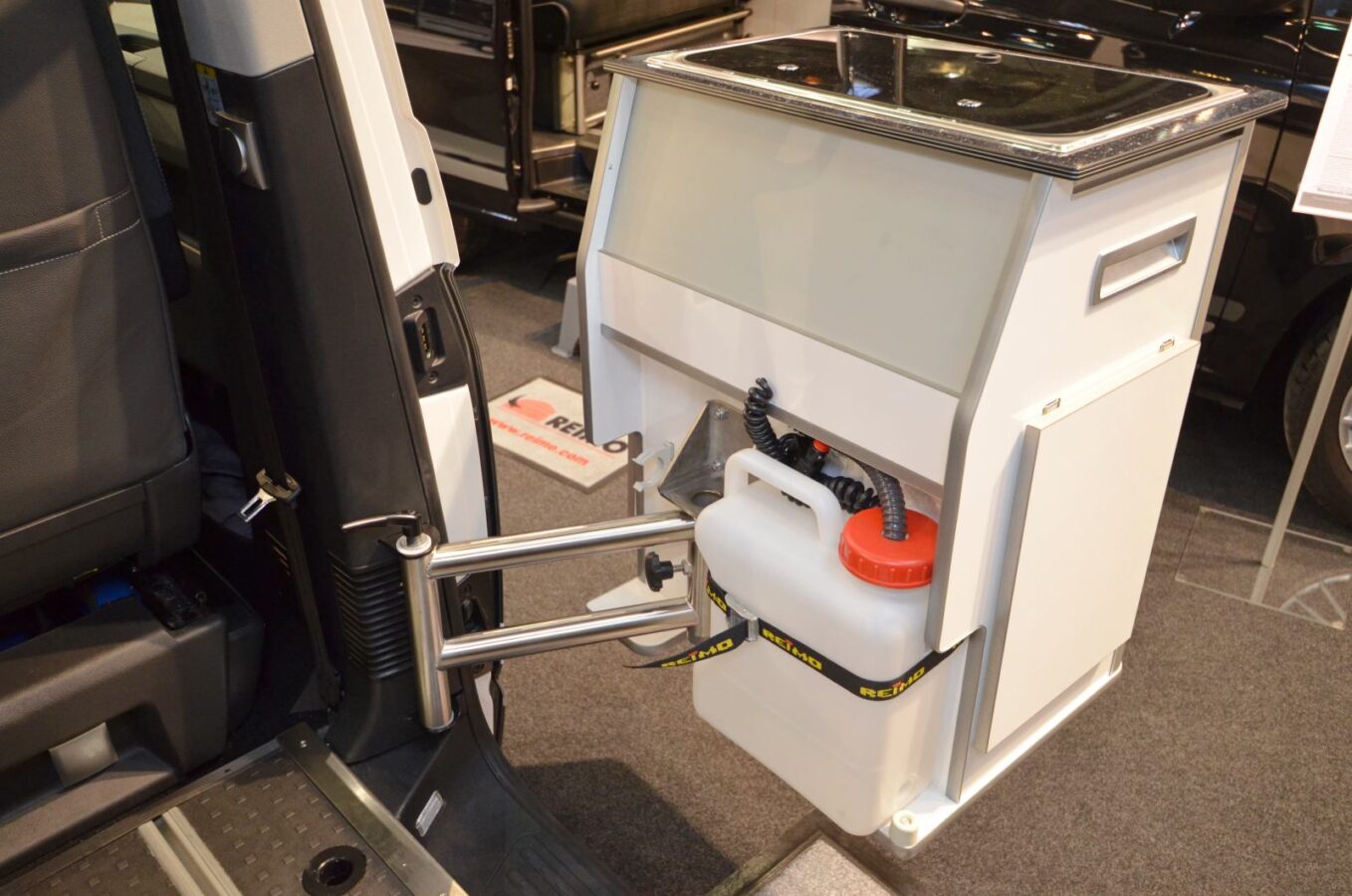 Réchaud, évier, réserves d’eaux propres et usées ( 2 x 13 L), bouteille de gaz (2,75 kg), tiroir, tablette amovible, rien ne manque