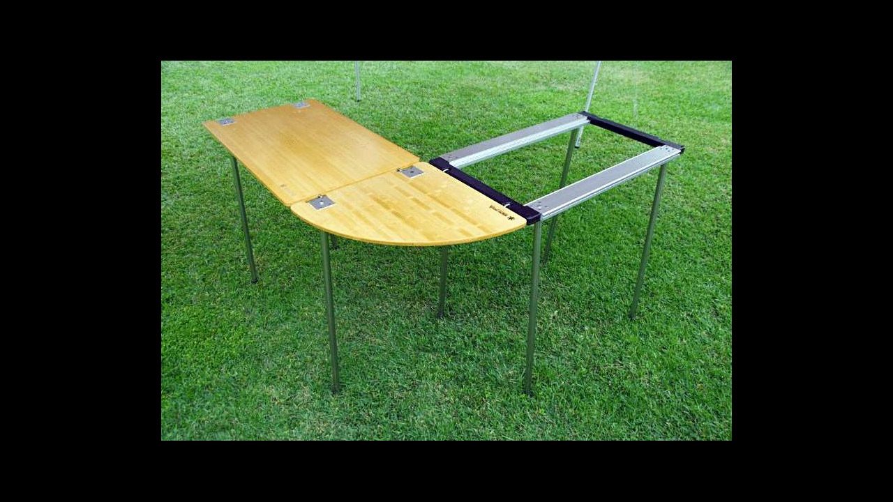 Les modules de l'Iron Grill Table s'assemblent entre eux comme on le souhaite