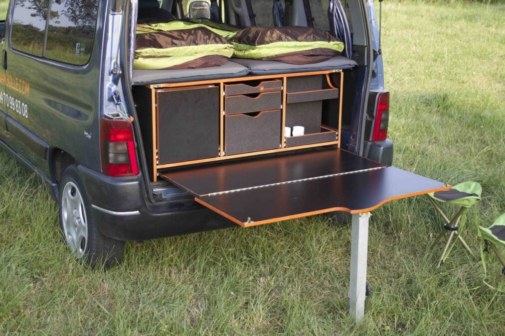 Une malle à l'intérieur, un pied dehors, la Campi-Cuisine-car est prête à l'emploi