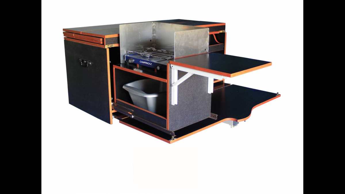 Le module cuisine équipé d'un réchaud 2 feux avec pare-flamme, tablette de travail rabattable et bac de rangement