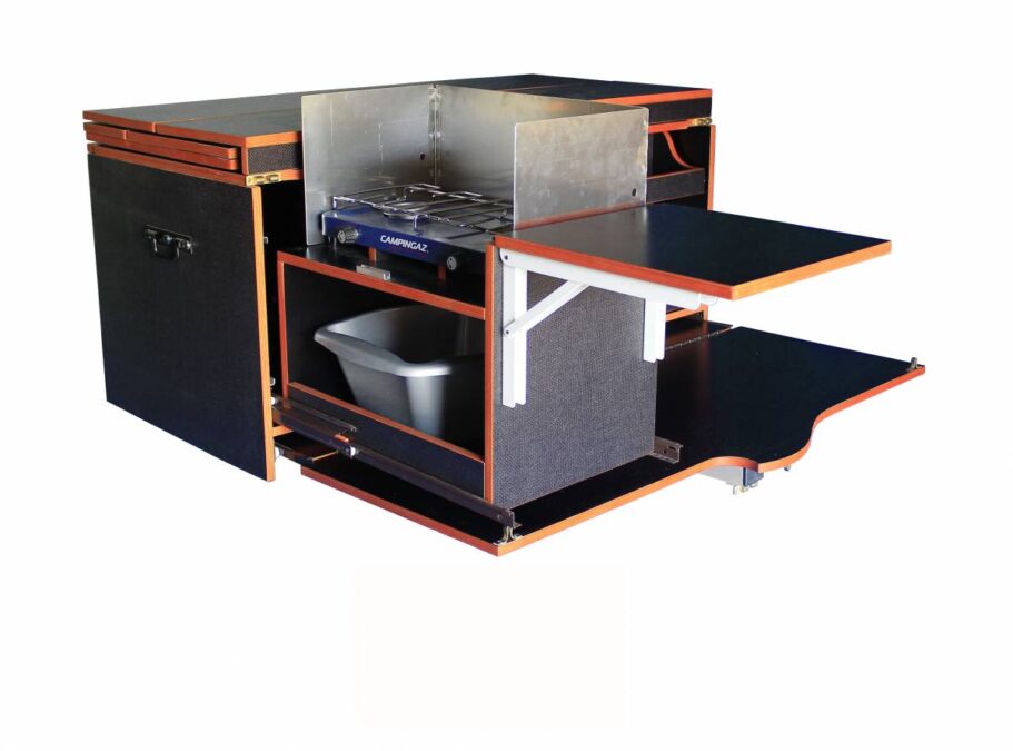 Le module cuisine équipé d'un réchaud 2 feux avec pare-flamme, tablette de travail rabattable et bac de rangement